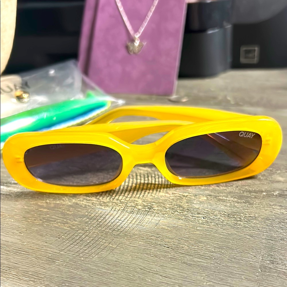 Quay X Paris So Serious Yellow Smoke Round Sunglasses w/ Clear Case‎ and Cloth